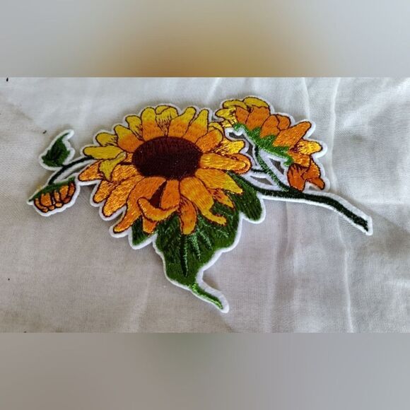 ÀPPLIQUE /  PATCH SUNFLOWER  PATCH EMBROIDERED LARGE Size:W 3.7" X H 5" - Picture 1 of 2
